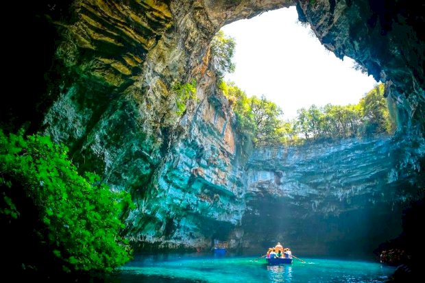 The Lost World – Paradise & Dark Caves Adventure Journey