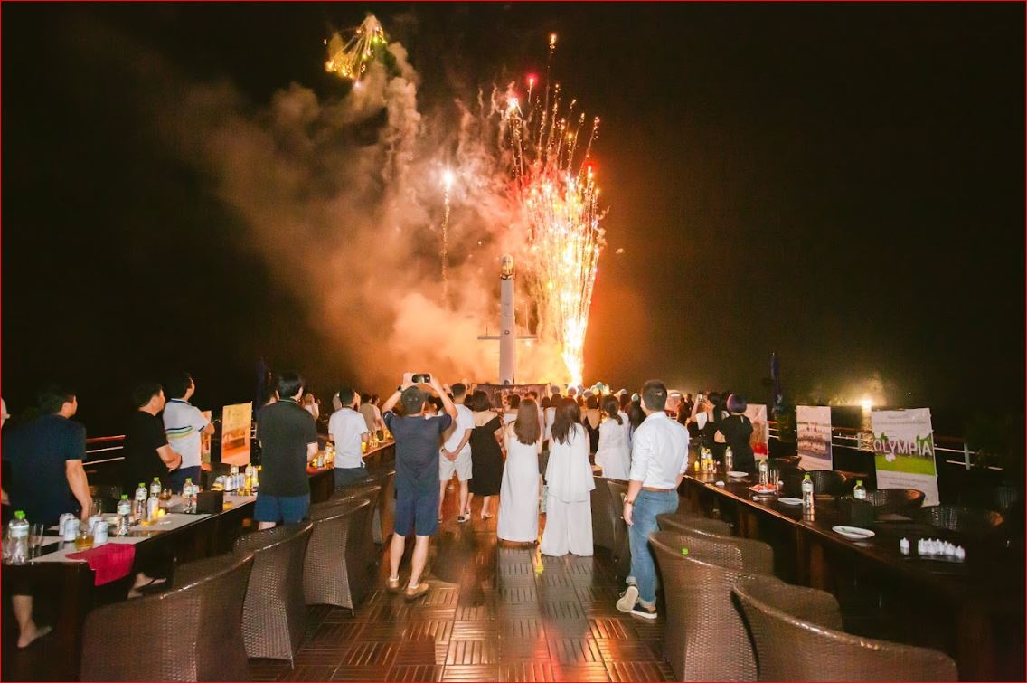 Erina Cruise: 5-Star Luxury Superyacht in Lan Ha Bay