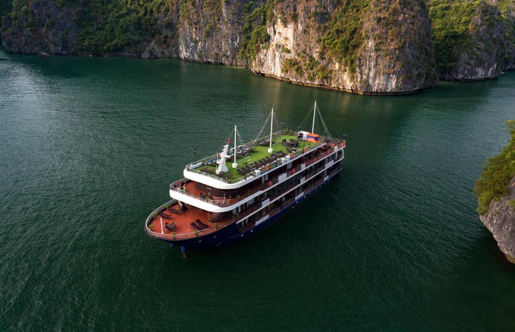 La Pandora 4.5-Star Cruise: Lan Ha Bay 2 & 3 Day Tours