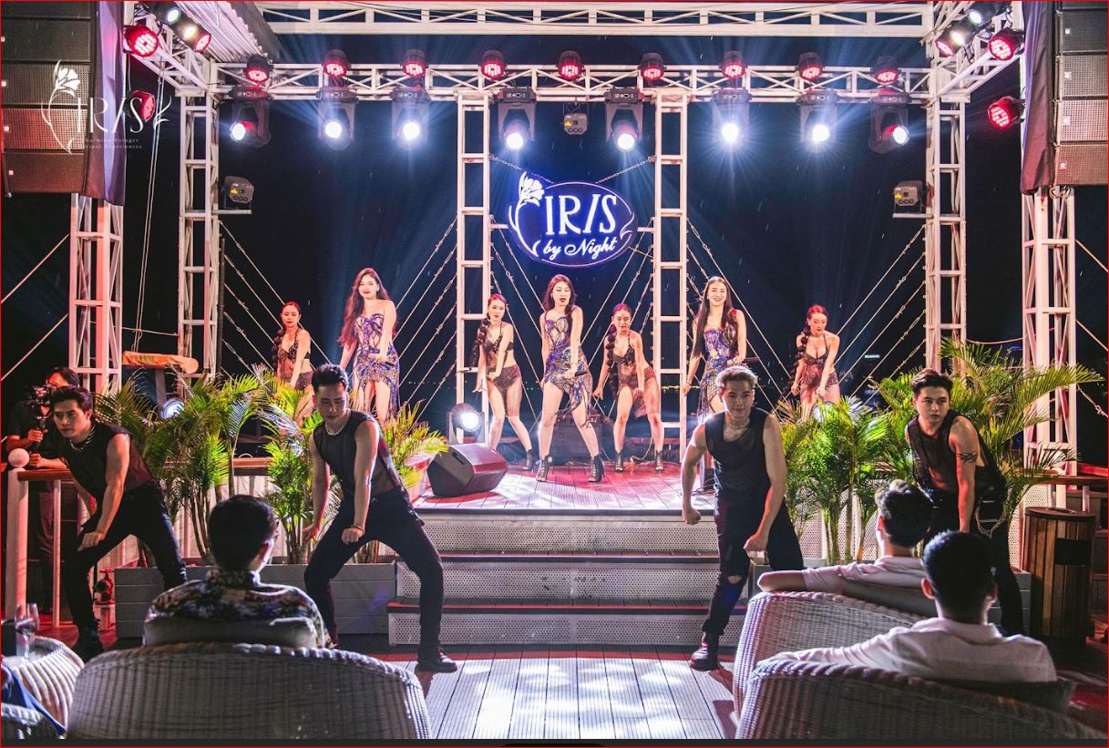 Iris Halong Bay Luxury 8-Hour Cruise: Canapé & Live Music