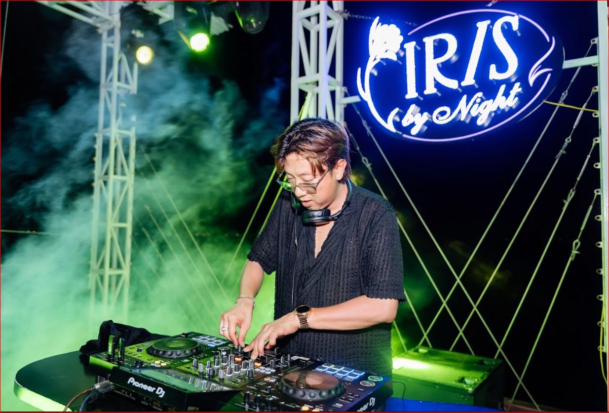 Iris Halong Bay Luxury 8-Hour Cruise: Canapé & Live Music