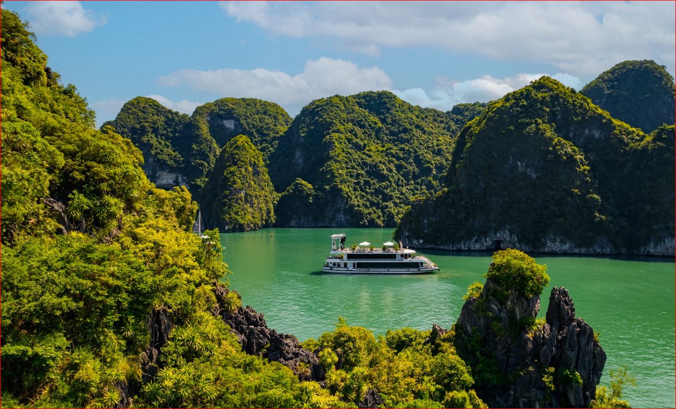 Iris Halong Bay Luxury 8-Hour Cruise: Canapé & Live Music