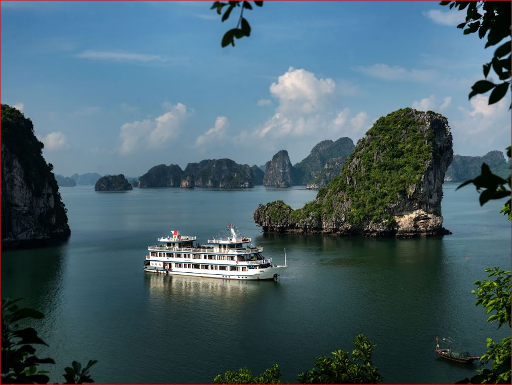 Swan 4-Star Cruise: Authentic Boutique in Bai Tu Long Bay
