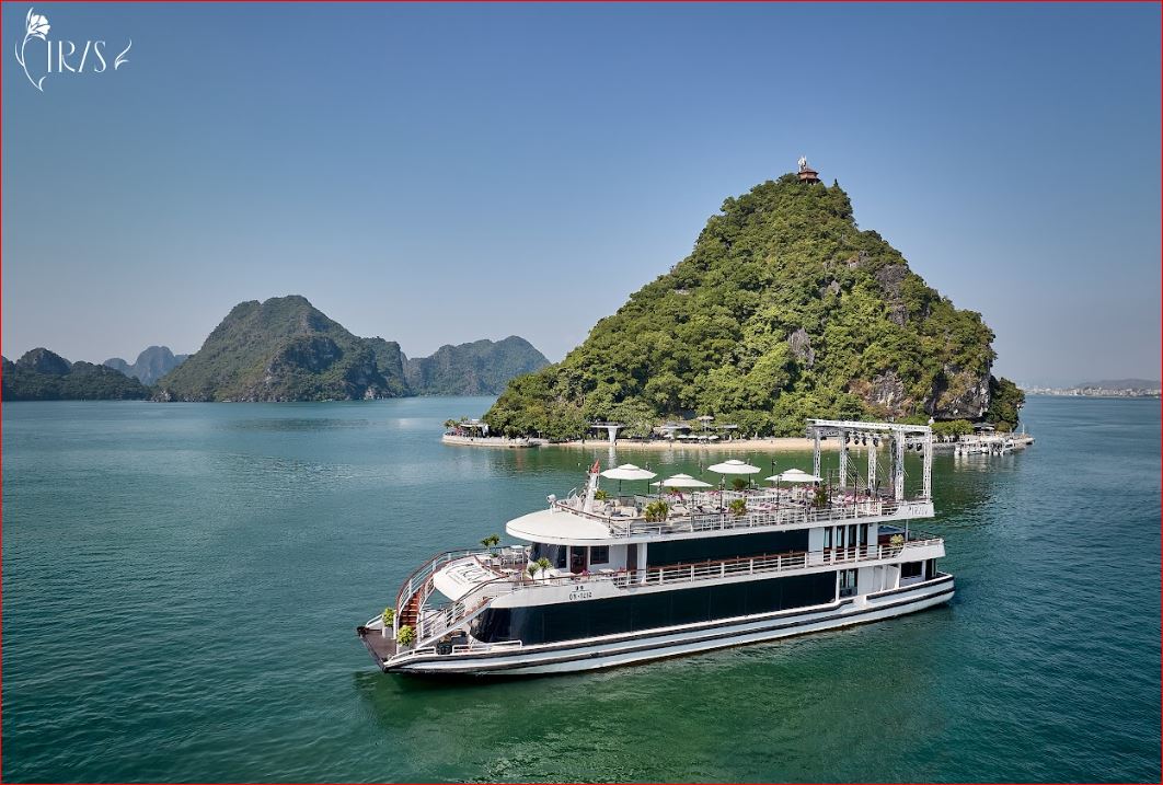 Iris Halong Bay Luxury 8-Hour Cruise: Canapé & Live Music