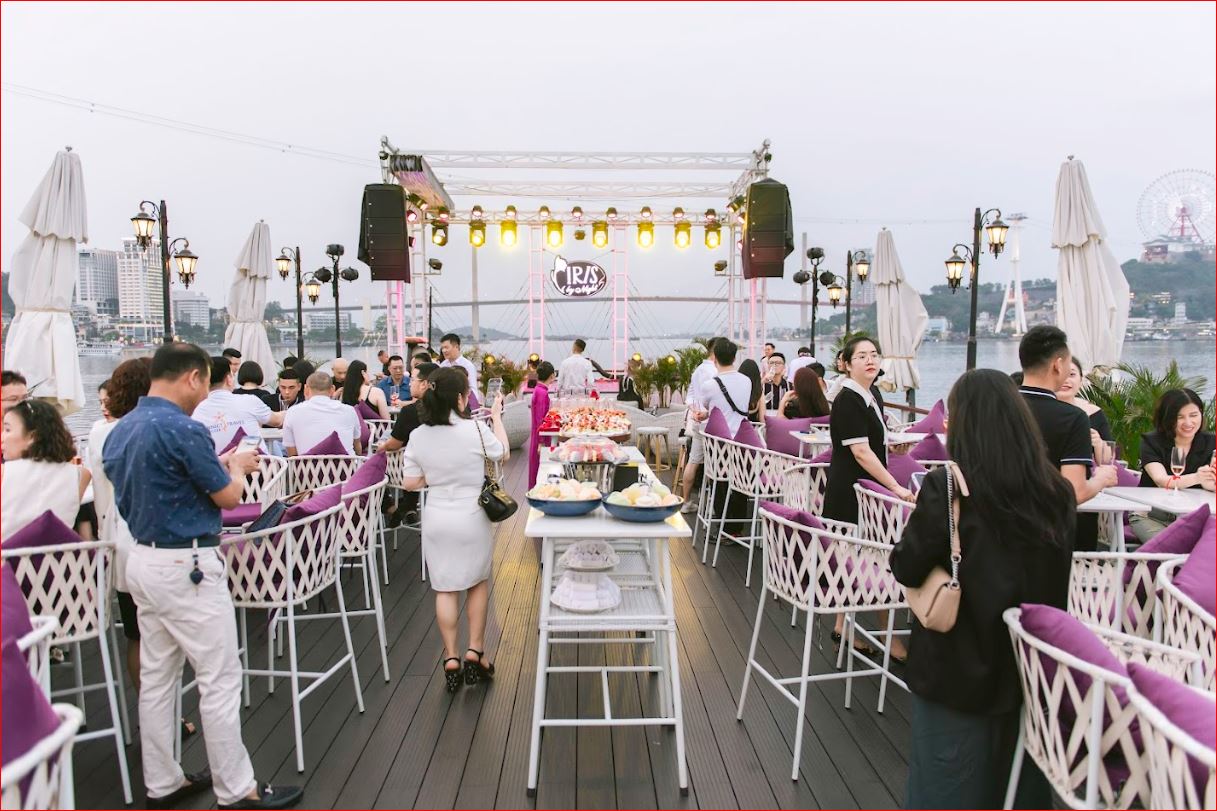 Iris Halong Bay Luxury 8-Hour Cruise: Canapé & Live Music
