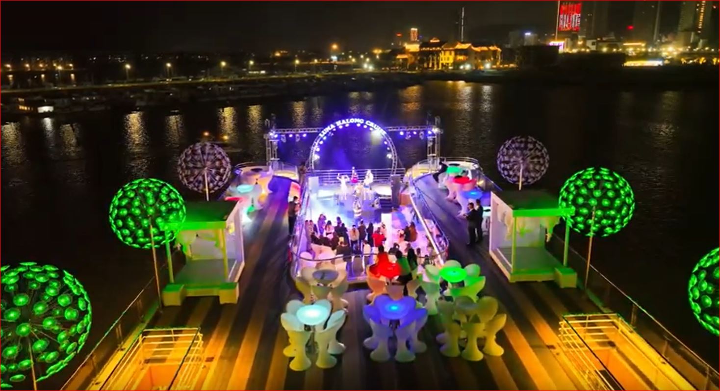 Luna Halong Cruise: Luxury 550-Guest & First Glass-Bottom Pool