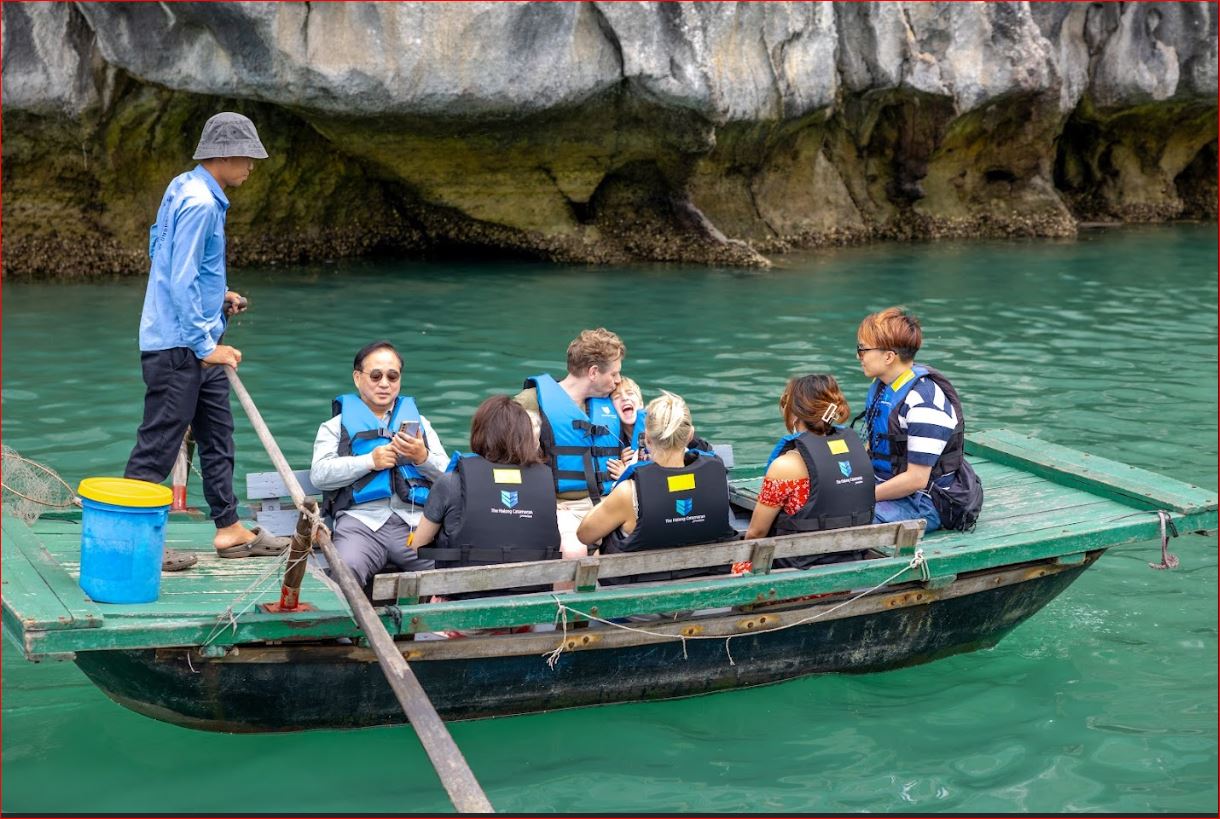 Halong Catamaran 2: Luxury 99-Guest Cruise & Outdoor Jacuzzi