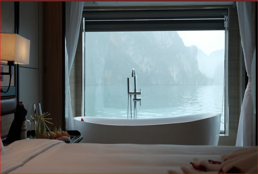 Luna Halong Cruise: Luxury 550-Guest & First Glass-Bottom Pool