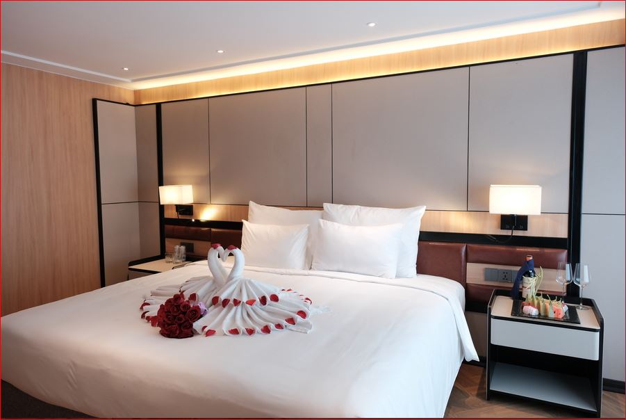 Luna Halong Cruise: Luxury 550-Guest & First Glass-Bottom Pool