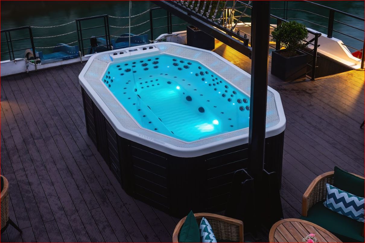 Halong Catamaran 2: Luxury 99-Guest Cruise & Outdoor Jacuzzi