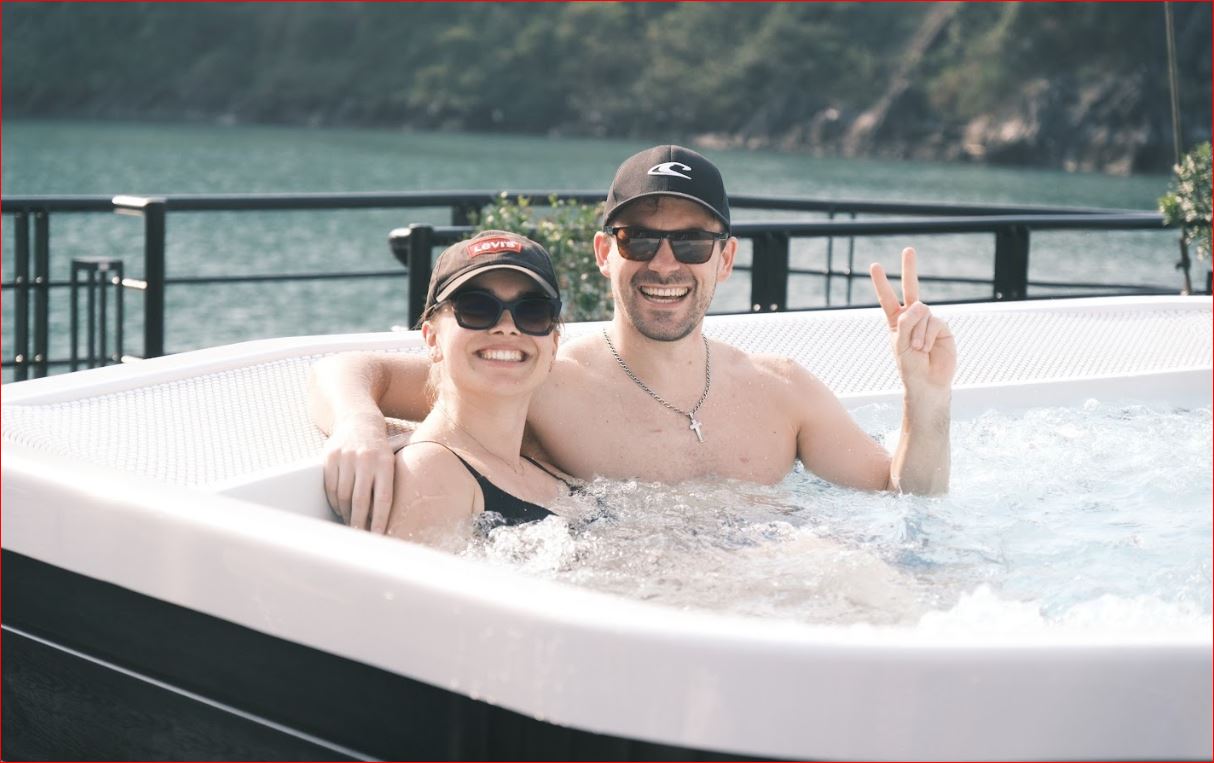 Halong Catamaran 2: Luxury 99-Guest Cruise & Outdoor Jacuzzi