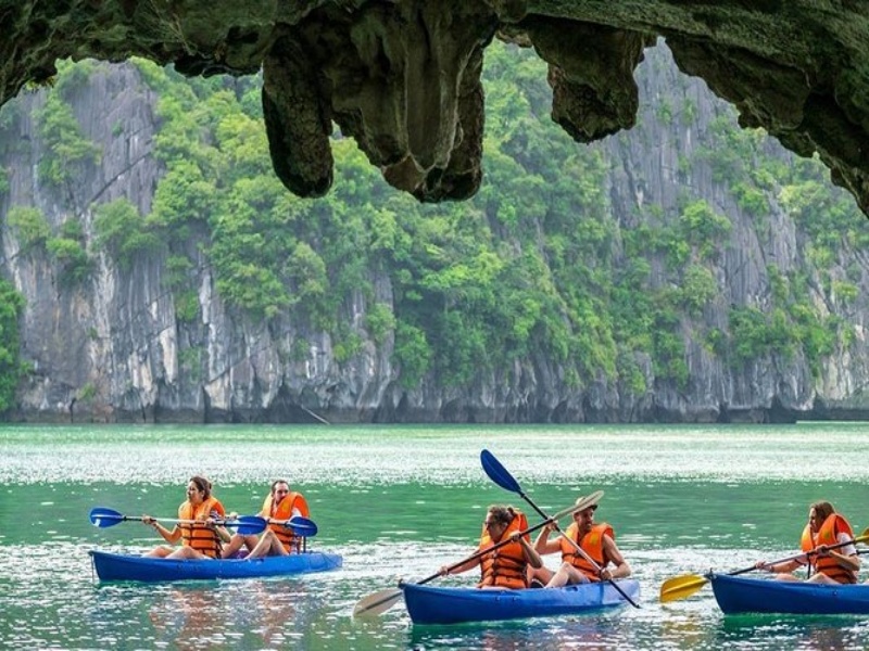V-Dream Cruise: Luxury 6-Hour Halong Bay & Jacuzzi Tour