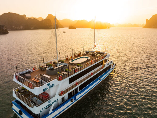 La Casta Daily Cruise: 7.5-Hour Halong Bay & Jacuzzi Tour