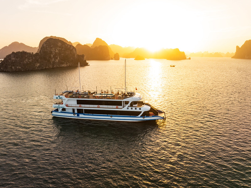 La Casta Daily Cruise: 7.5-Hour Halong Bay & Jacuzzi Tour