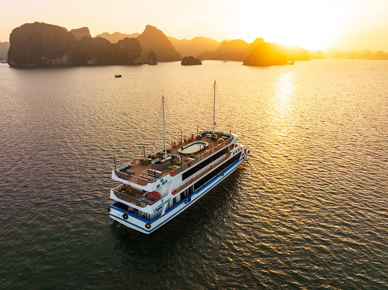 La Casta Daily Cruise: 7.5-Hour Halong Bay & Jacuzzi Tour