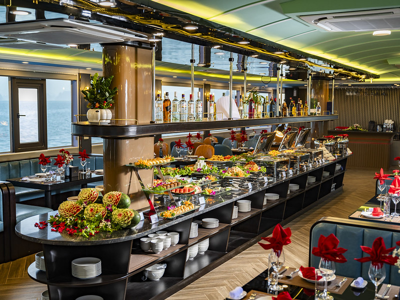 La Casta Daily Cruise: 7.5-Hour Halong Bay & Jacuzzi Tour