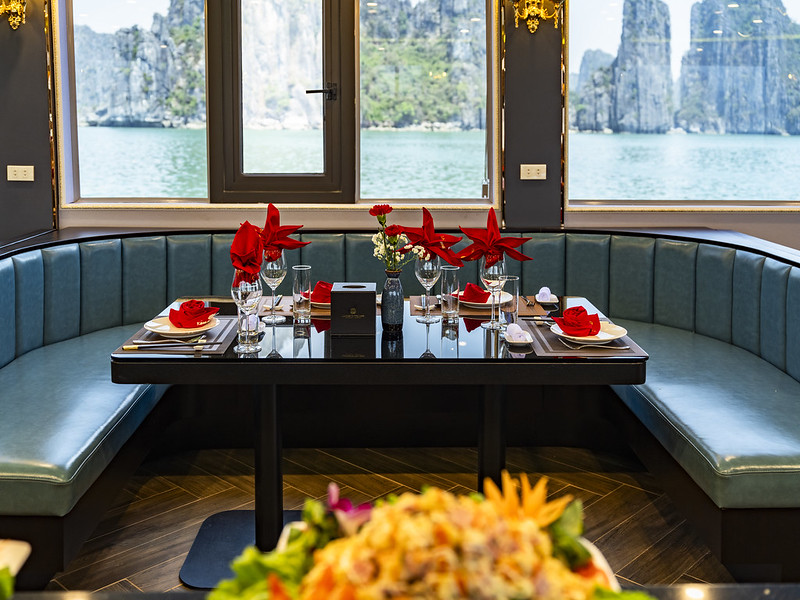 La Casta Daily Cruise: 7.5-Hour Halong Bay & Jacuzzi Tour