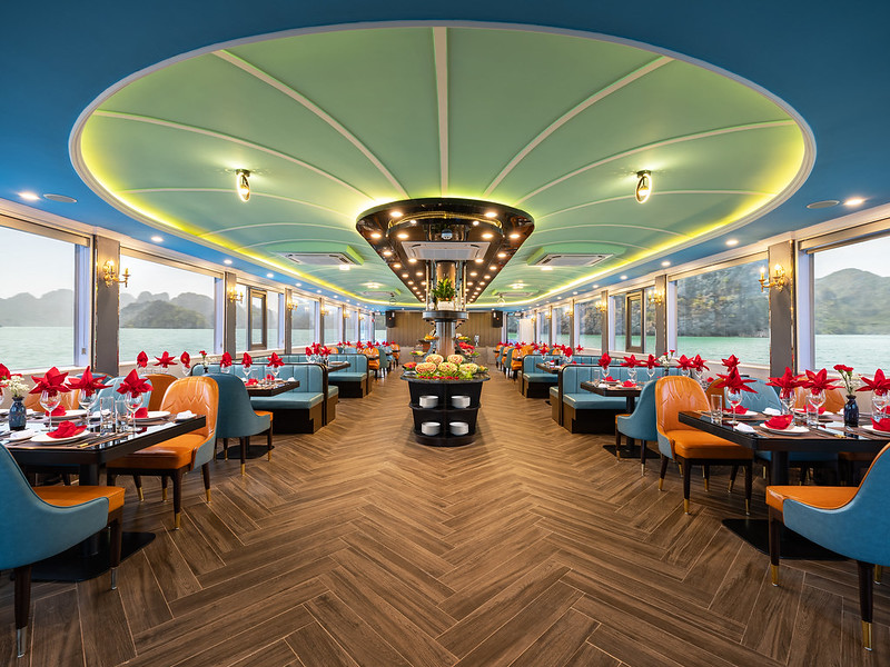 La Casta Daily Cruise: 7.5-Hour Halong Bay & Jacuzzi Tour