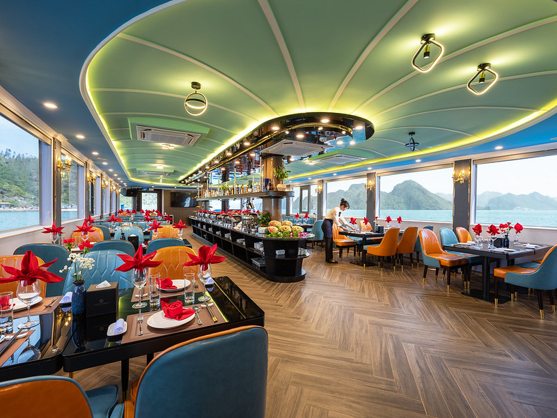 La Casta Daily Cruise: 7.5-Hour Halong Bay & Jacuzzi Tour