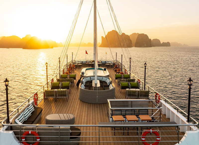 La Casta Daily Cruise: 7.5-Hour Halong Bay & Jacuzzi Tour