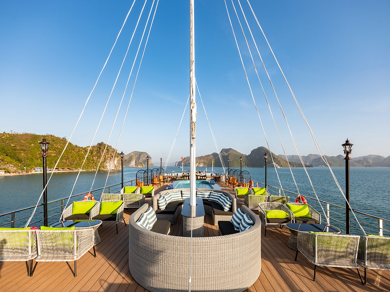 La Casta Daily Cruise: 7.5-Hour Halong Bay & Jacuzzi Tour