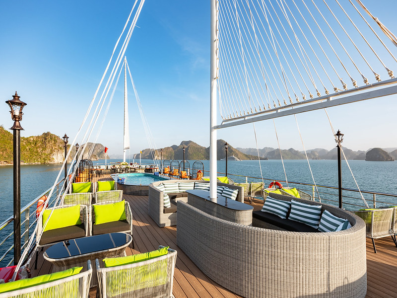 La Casta Daily Cruise: 7.5-Hour Halong Bay & Jacuzzi Tour