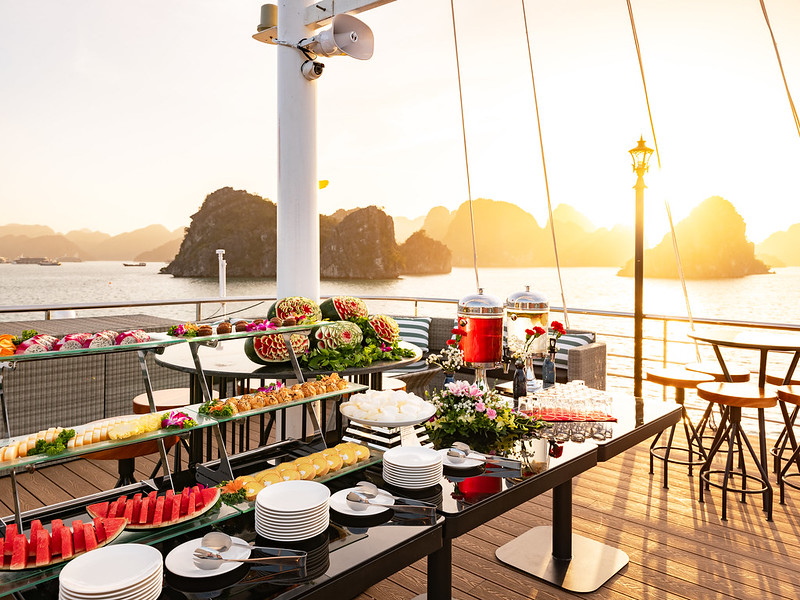 La Casta Daily Cruise: 7.5-Hour Halong Bay & Jacuzzi Tour