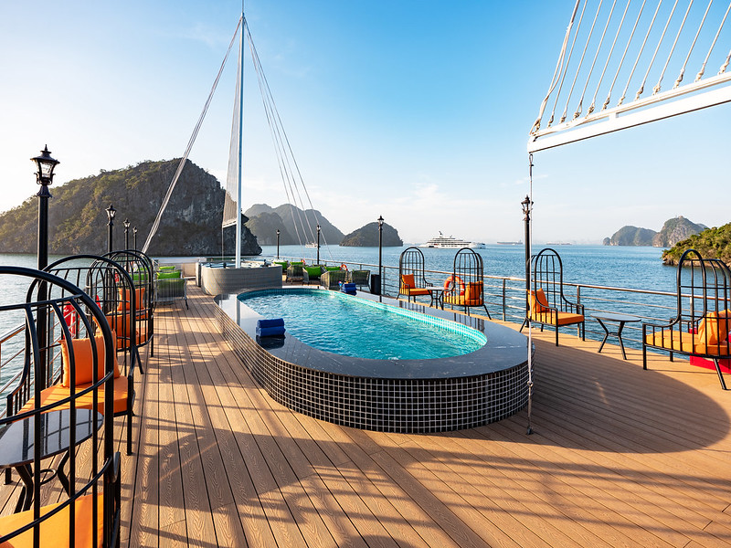 La Casta Daily Cruise: 7.5-Hour Halong Bay & Jacuzzi Tour