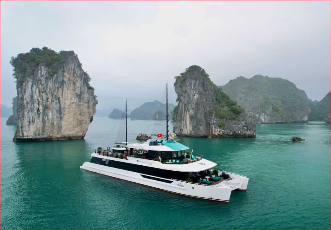 Halong Catamaran 2: Luxury 99-Guest Cruise & Outdoor Jacuzzi