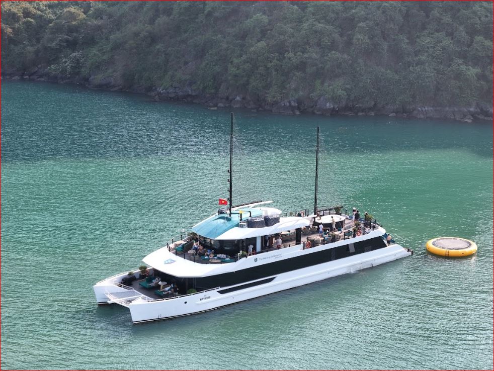 Halong Catamaran 2: Luxury 99-Guest Cruise & Outdoor Jacuzzi