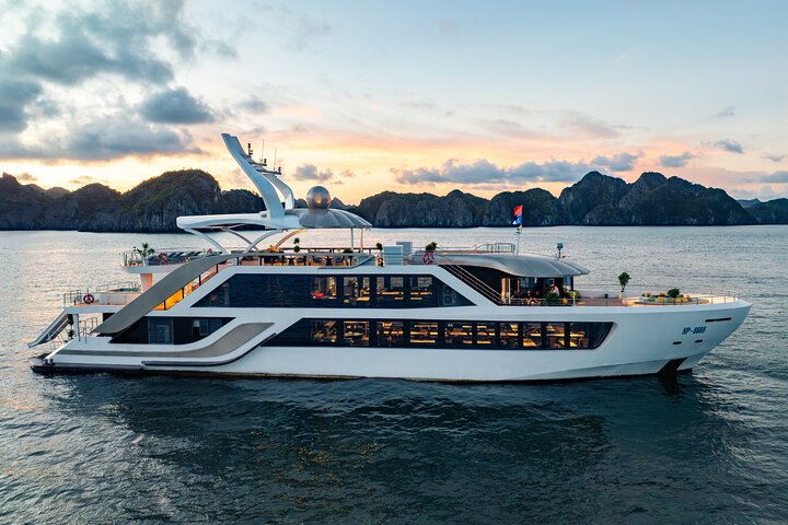 Serenity Grandeur: Cat Ba’s Largest 5-Star Luxury Day Cruise