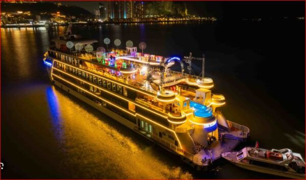 Luna Halong Cruise: Luxury 550-Guest & First Glass-Bottom Pool