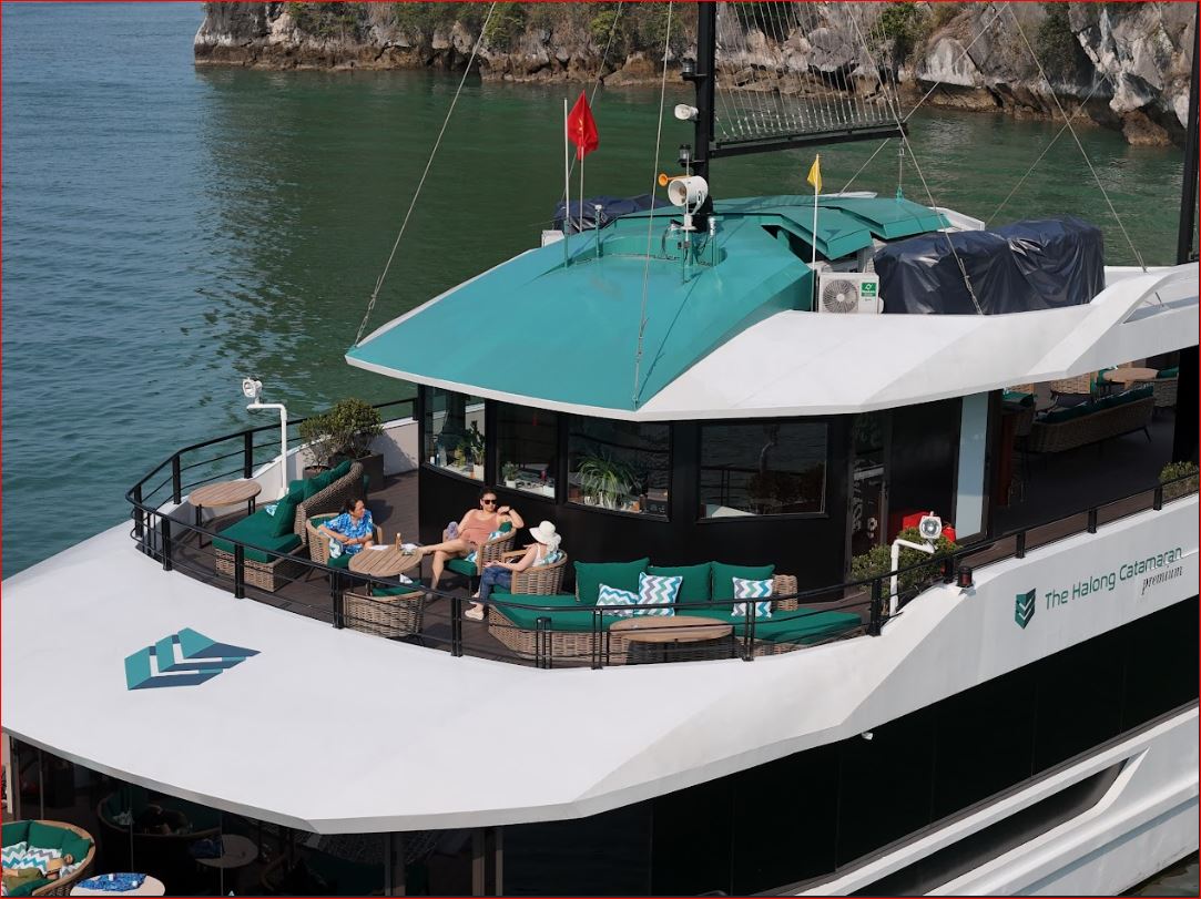 Halong Catamaran 2: Luxury 99-Guest Cruise & Outdoor Jacuzzi
