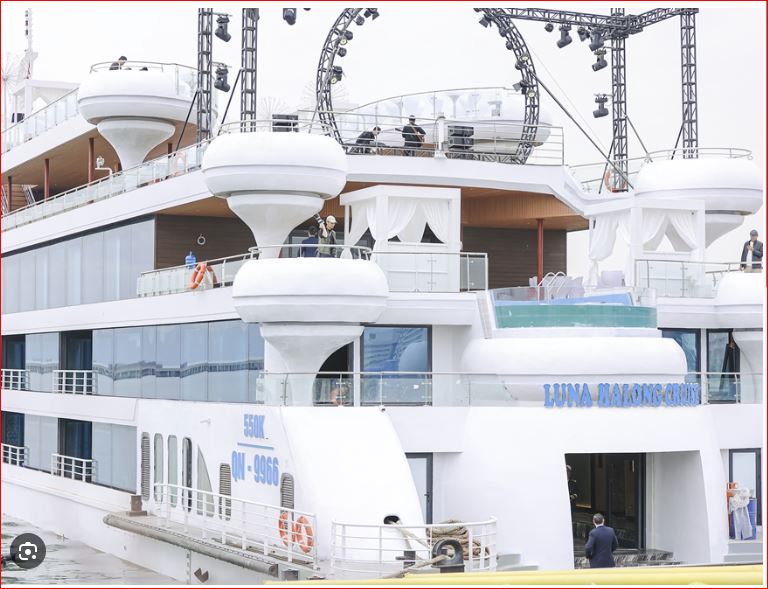 Luna Halong Cruise: Luxury 550-Guest & First Glass-Bottom Pool