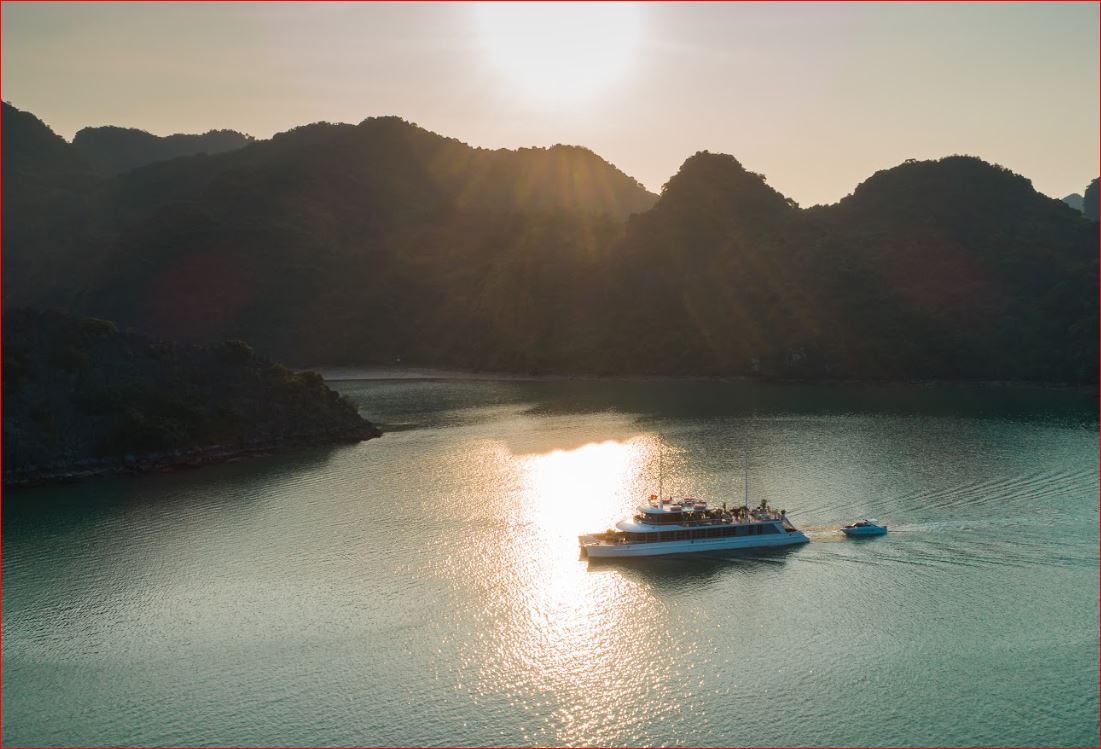 Halong Catamaran 2: Luxury 99-Guest Cruise & Outdoor Jacuzzi