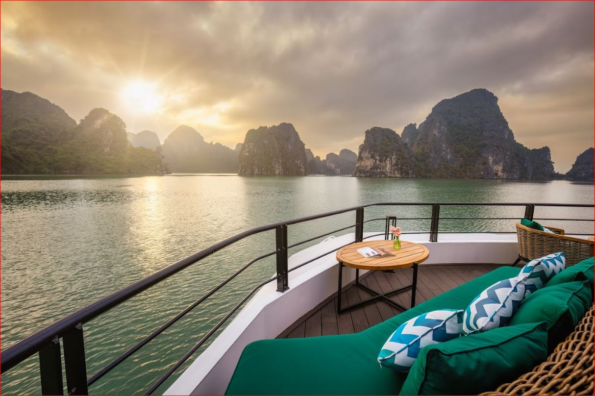 Halong Catamaran 2: Luxury 99-Guest Cruise & Outdoor Jacuzzi