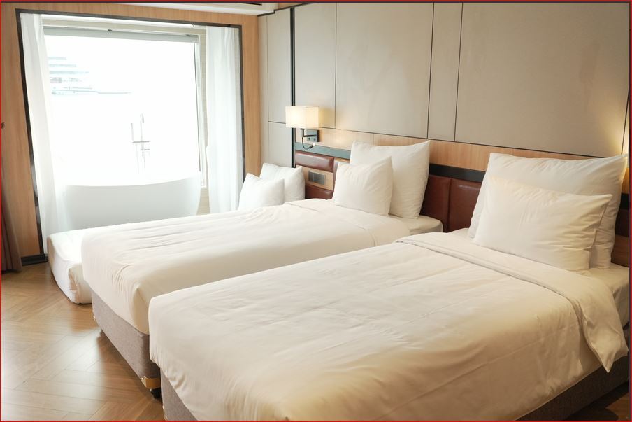 Luna Halong Cruise: Luxury 550-Guest & First Glass-Bottom Pool