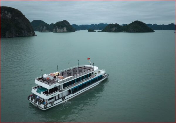 V-Dream Cruise: Luxury 6-Hour Halong Bay & Jacuzzi Tour