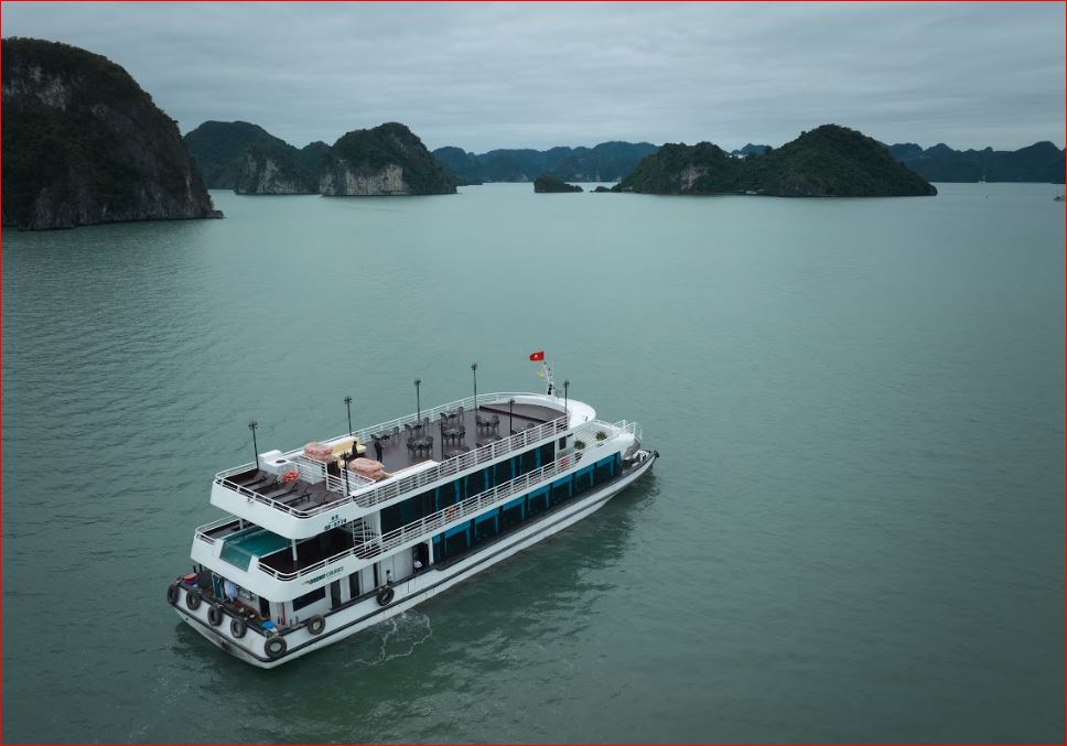 V-Dream Cruise: Luxury 6-Hour Halong Bay & Jacuzzi Tour