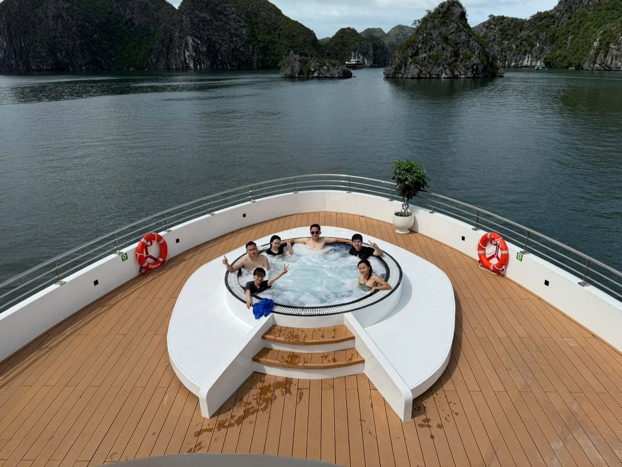 Serenity Grandeur: Cat Ba’s Largest 5-Star Luxury Day Cruise
