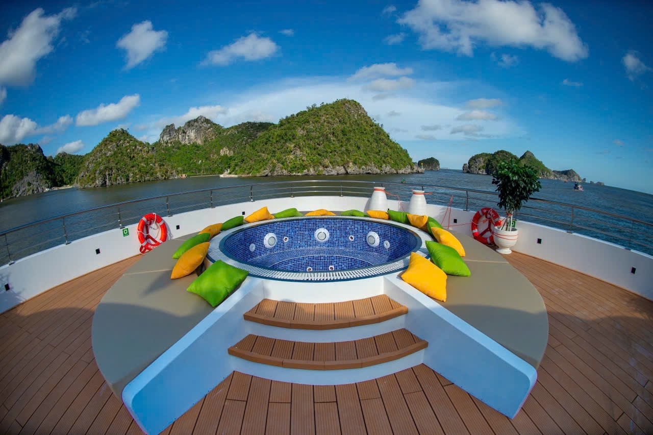 Serenity Grandeur: Cat Ba’s Largest 5-Star Luxury Day Cruise