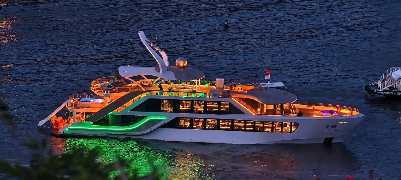 Serenity Grandeur: Cat Ba’s Largest 5-Star Luxury Day Cruise