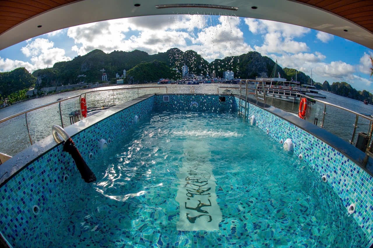 Serenity Grandeur: Cat Ba’s Largest 5-Star Luxury Day Cruise