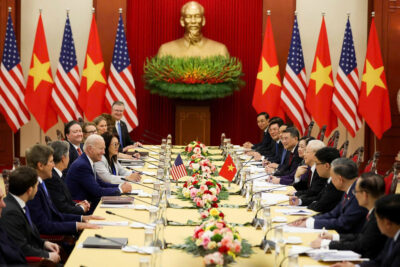 Vietnam and U.S. representatives marking the Comprehensive Strategic Partnership for a shared future.