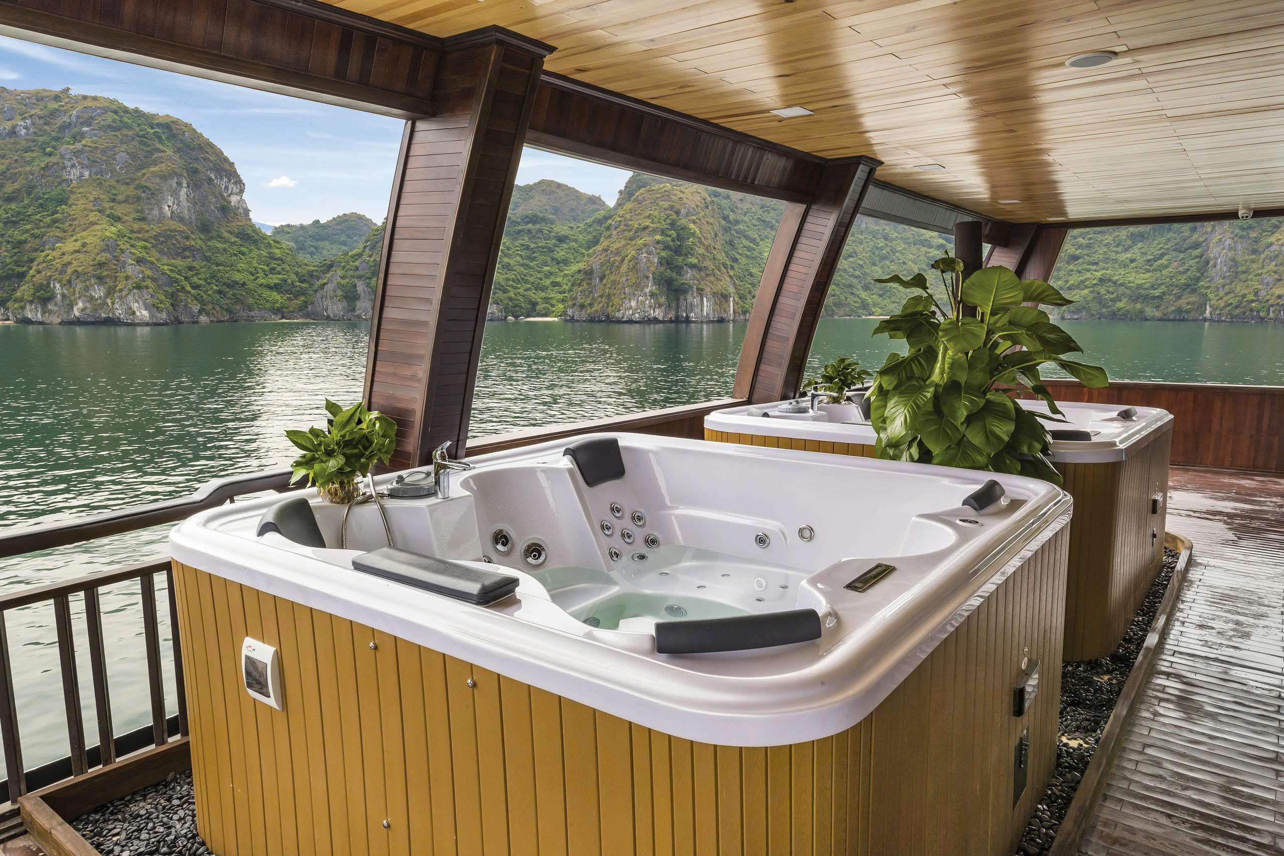 Mila Grand Cruise: Indochine Masterpiece 5 Star in Lan Ha Bay