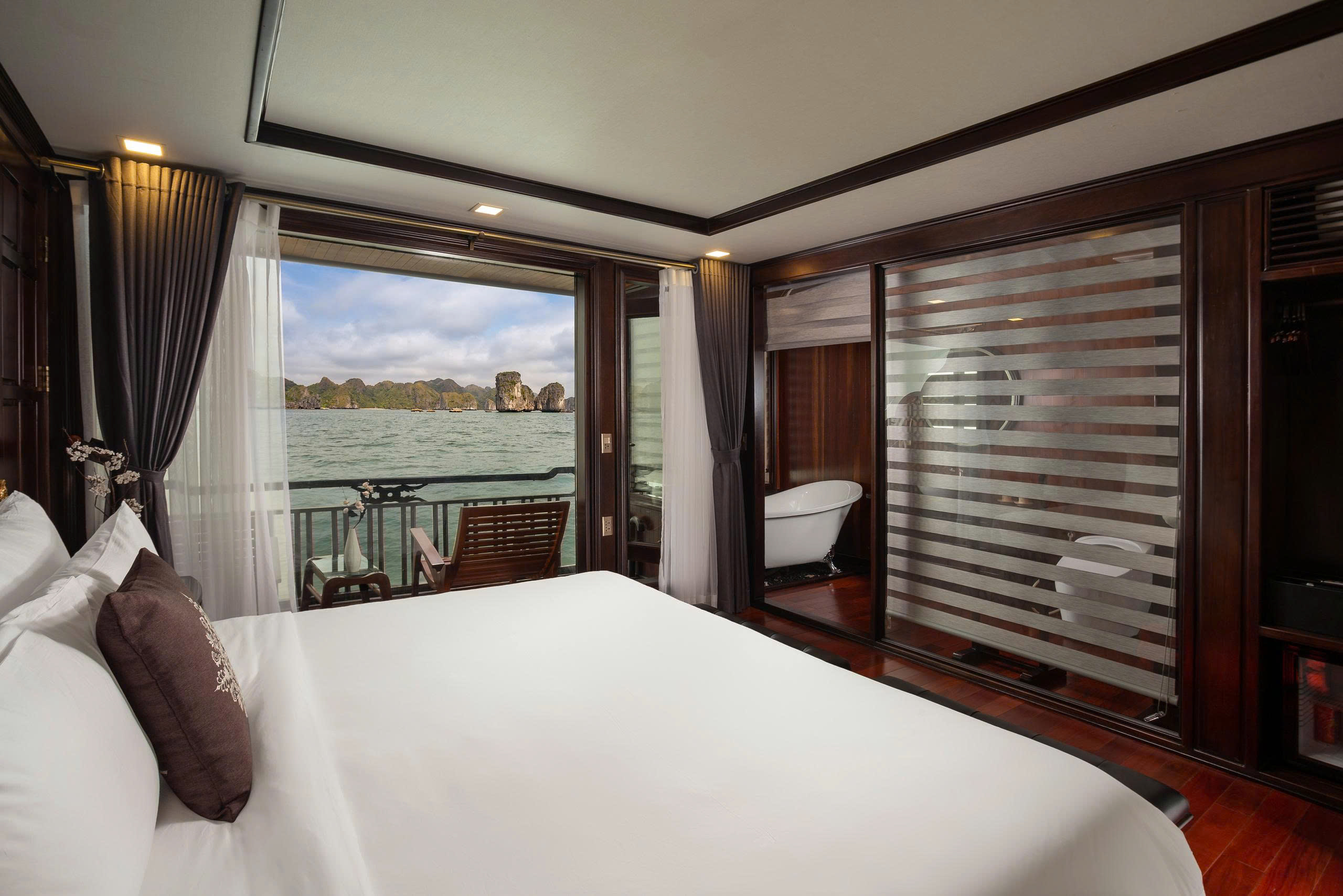 Mila Grand Cruise: Indochine Masterpiece 5 Star in Lan Ha Bay